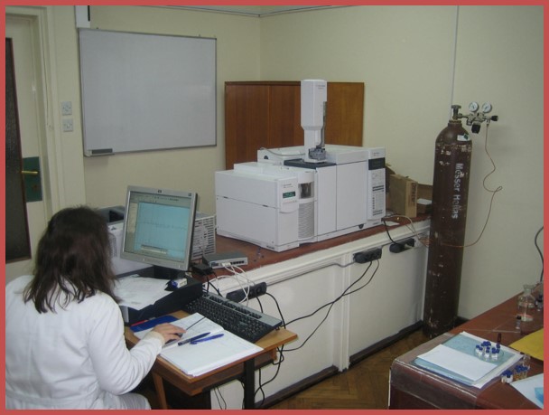 Gasni hromatograf sa dva detektora (GC-MS): plameno-jonizacionim (FID) i masenim spektrometrom niske rezolucije (MSD)